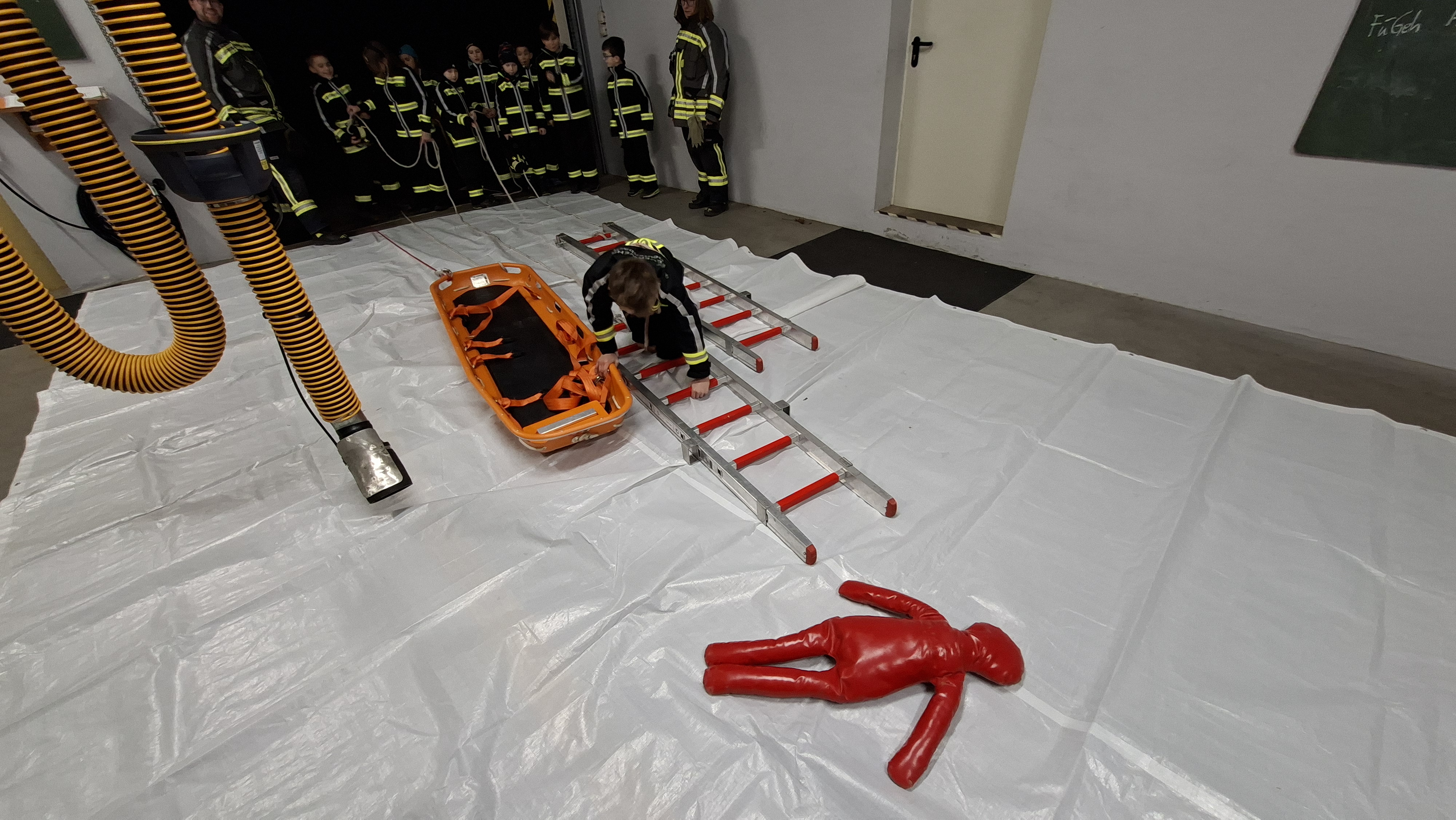 Druckverteilung mit Steckleiter und Schleifkorbtrage Druckverteilung mit Steckleiter und Schleifkorbtrage