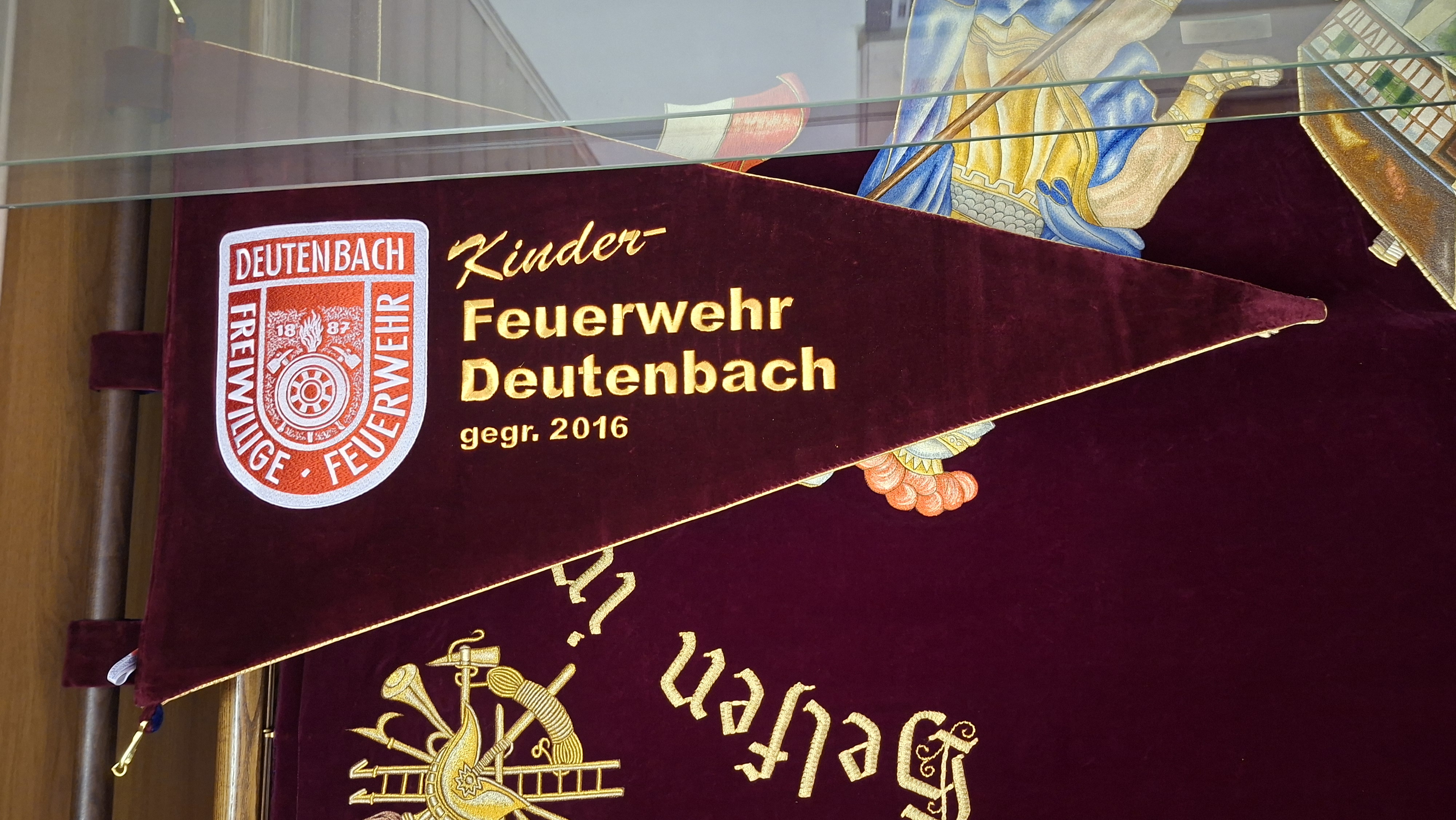 neuer Wimpel für die Kinderfeuerwehr neuer Wimpel für die Kinderfeuerwehr