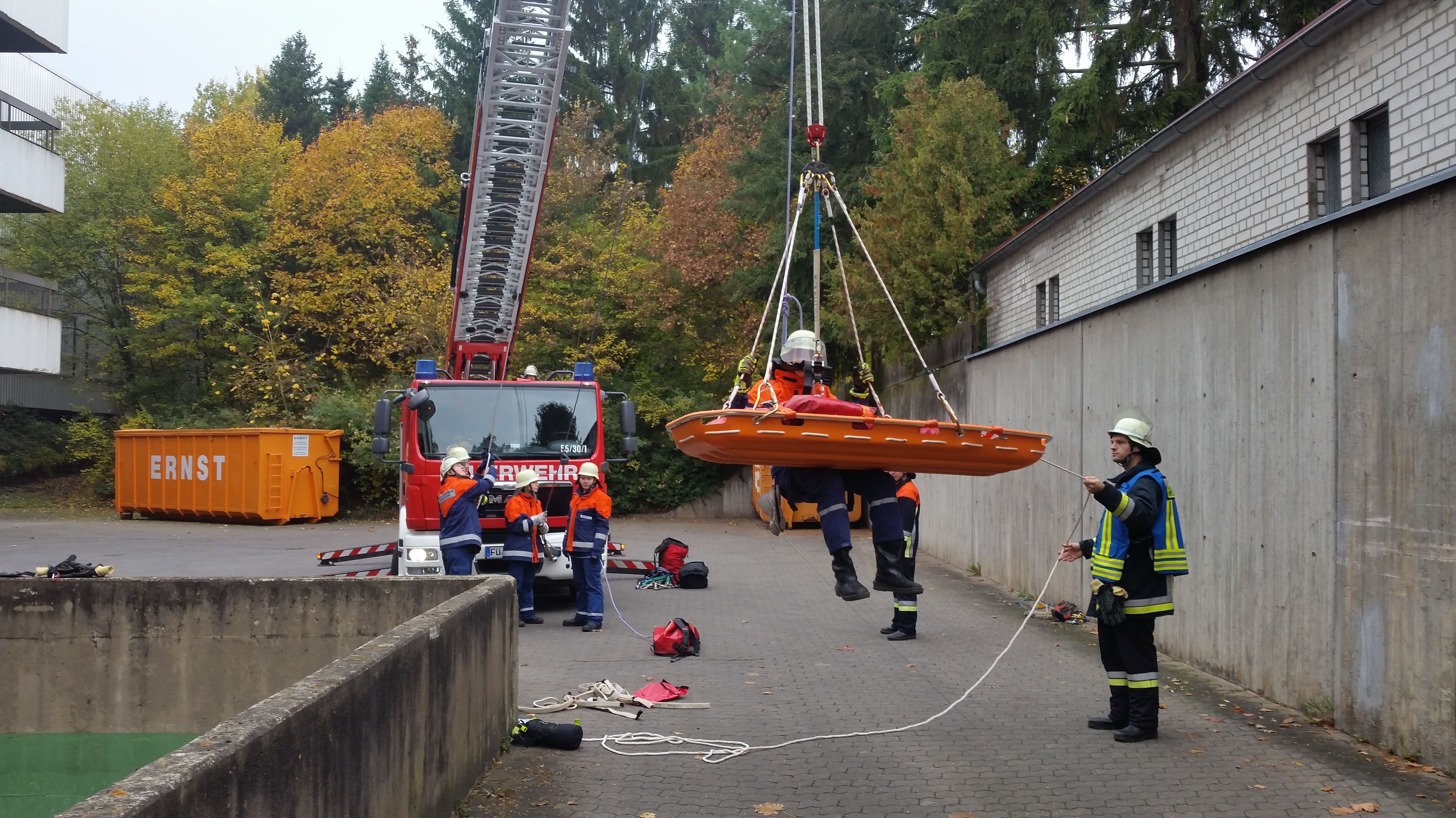 nicht mehr lange und der Patient kann vom Rettungsdienst zur weiteren Versorgung übernommen werden